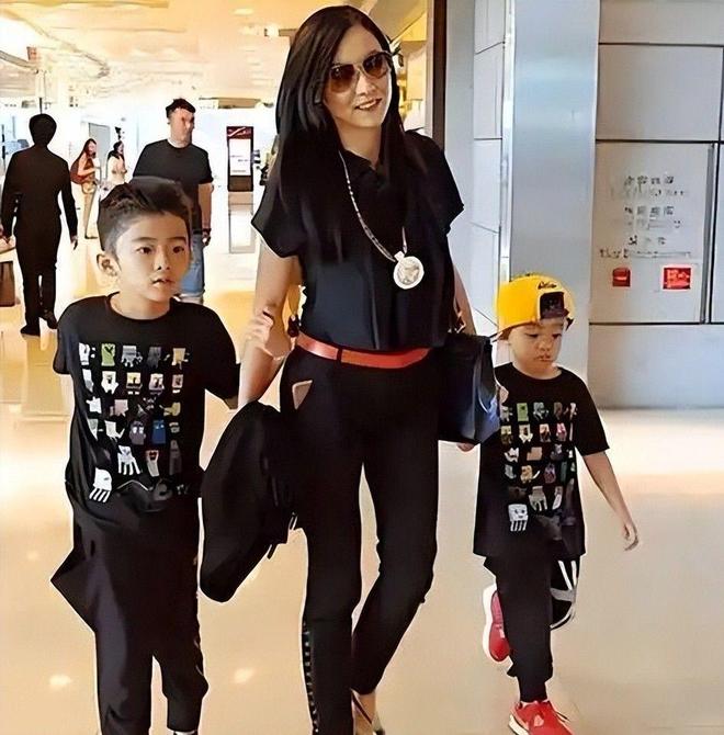 g6岁小儿子变挂件撒娇太粘人生父至今成迷麻将胡了2游戏入口张柏芝晒母亲节vlo(图7)