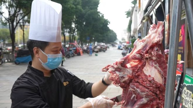 达川羊肉汤锅点燃冬日消费热潮PG麻将胡了小雪时节暖意浓(图5)